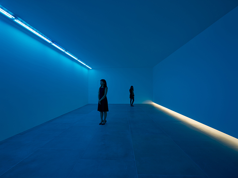 bruce-nauman-natural-light-blue-light-room-designboom-01.jpg